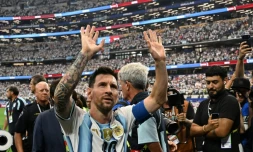L'Argentin Lionel Messi salue les spectateurs en quittant le terrain, après son doublé contre l'Autriche, le 22 juin 2026 à Arlington, au Texas