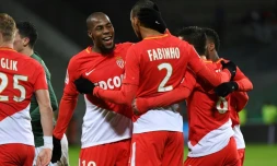 Le défenseur de Monaco Fabinho (c) est congratulé par ses équipiers après un but contre Saint-Etienne à Geoffroy Guichard, le 15 décembre 2017 