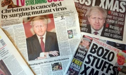 Les Une des journaux britanniques, annonçant les restrictions pour Noël, à Liverpool le 20 décembre 2020