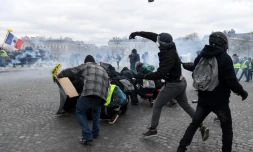 Des manifestants jettent des pavés sur les forces de l'ordre Place de l'Etoile à Paris, le 16 mars 2019