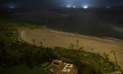 Un bâtiment détruit par le passage de l'ouragan Laura, le 27 août 2020 sur une plage de Lake Charles, en Louisiane