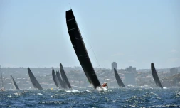 Des concurrents de la course à la voile Sydney-Hobart lors du départ le 26 décembre 2018.