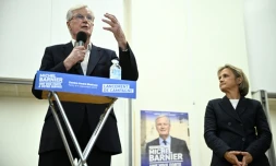 Michel Barnier (LR) au côté de sa suppléante Florence Bethout (Horizons), au lancement de sa campagne pour la législative partielle à Paris, le 4 septembre 2025