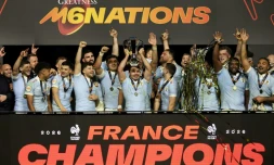 Le capitaine du XV de France Antoine Dupont soulÚve le trophée du Tournoi des six nations, remporté pour la deuxiÚme fois consécutive par la France samedi aprÚs sa victoire face à l'Angleterre (48-46) au Stade de France