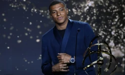 L'attaquanrt du PSG Kylian Mbappé, élu meilleur joueur du championnat de France aux trophées UNFP à Paris, le 15 mai 2022, est annoncé sur le départ 