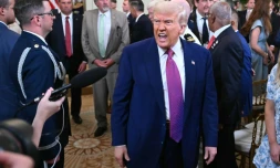 le president américain Donald Trump après sa signature d'une résolution pour empêcher la Californie d'interdire la vente de voitures thermiques neufs en 2035