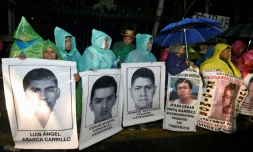 Les proches des 43 étudiants disparus de l'école normale d'Ayotzinapa manifestent devant la résidence du président à Mexico, le 24 décembre 2014