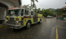 Les pompiers en alerte avant l'arrivée de l'ouragan Patricia à in Puerto Vallarta au Mexique, le 23 octobre 2015