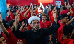 Un religieux chiite guide des jeunes lors d'une cérémonie dans une mosquée de Midhatiya à cent kilomÚtres au sud de Bagdad le 22 mars 2019