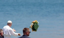 Le pape Léon XIV lance un bouquet de fleurs en mer en hommage aux milliers de migrants morts dans la périlleuse traversée de l'Atlantique depuis l'Afrique, à Arguineguin, aux Canaries, le 11 juin 2026