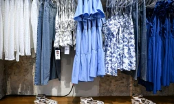 Des vêtements dans une boutique éphémère Shein, le 4 mai 2023 à Paris