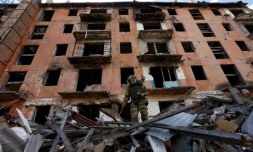 Un sapeur russe inspecte les décombres d'un bùtiment en ruine à Marioupol, le 19 avril 2024 en Ukraine sous contrÎle russe