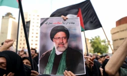 Des Iraniens rassemblés à Téhéran, pour pleurer la mort du président Ebrahim Raissi, du ministre des Affaires étrangÚres Hossein Amir-Abdollahian et de sept autres personnes dans un accident d'hélicoptÚre survenu la veille, le 20 mai 2024