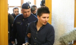 Le Portugais Rui Pinto, principal artisan des "Football Leaks", à son arrivée sous escorte policière au tribunal de Budapest, le 5 mars 2019
