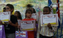 Mercredi 15 juin 2011 - Remise d'une attestation de diplôme d'anglais à 355 élèves de CE1 à Saint-Denis (photo Émilie Sorres)