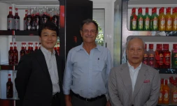 Mercredi 15 juin 2011 - Visite de Yasuharu Wada, président du groupe japonais Dover Limited, à la Distillerie Chatel (Photo D.R)