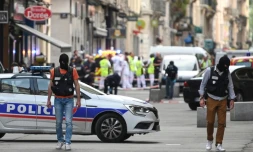 Des policiers sécurisent un périmÚtre devant "La Brioche dorée" aprÚs l'explosion d'un colis piégé dans une rue piétonne de Lyon, le 24 mai 2019