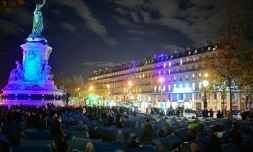 Plusieurs centaines de migrants, en errance depuis l'évacuation d'un important camp d'exilés, montent un nouveau campement place de la République, le 23 novembre 2020 à Paris