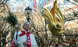 L'archevĂȘque de Paris Laurent Ulrich bĂ©nit le nouveau coq avant son installation au sommet de la flĂšche de la cathĂ©drale Notre-Dame, Ă Paris le 16 dĂ©cembre 2023
