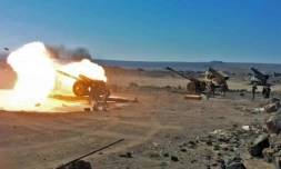 Photo fournie par l'agence syrienne Sana le 5 septembre 2018 de l'artillerie syrienne tirant sur des positions du groupe Etat islamique dans la province de Soueida