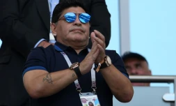 Diego Maradona suit le match de l'Argentine face à la France en 8e de finale du Mondial, le 30 juin 2018 à Kazan