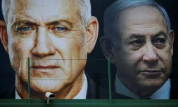 Une photo d'une affiche électorale avec le Premier ministre Benjamin Netanyahu et son ex-rival Benny Gantz, prise le 17 février 2020, en Israël