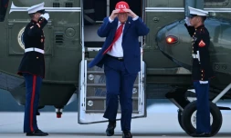 Le président américain Donald Trump descend de son hélicoptère Marine One sur la base aérienne Dobbins à Marietta, en Géorgie, le 16 octobre 2026