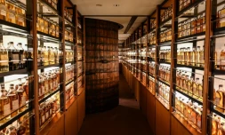 Des bouteilles de whisky Ă la distillerie Yamazaki du groupe Suntory, le 27 mars 2023 Ă Yamazaki, au Japon