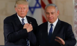 Le président américain Donald Trump serre la main du Premier ministre israélien Benjamin Netanyahu à Jérusalem, le 23 mai 2017