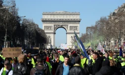 Les "Gilets Jaunes" défilent sur les Champs-Elysées à Paris pour l'acte 15 le 23 février 2019