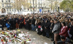 Recueillement devant le Bataclan, le 16 novembre 2015