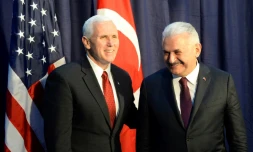 Le Vice-président américain Mike Pence (G) et le Premier ministre turc Binali Yildirim (D) à Munich en Allemagne, le 18 février 2017