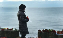 Une femme se recueille face à la Mer Noire, en hommage aux victimes du crash du Tupolev, près de Sotchi, le 26 décembre 2016
