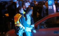 La police arrête un homme parmi ceux rassemblés devant la gare centrale de Cologne, la nuit de la Saint Sylvestre