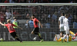 L'attaquant rennais Gaëtan Laborde (au centre) vient d'ouvrir le score pour Rennes face au PSG au Roazhon Park, le 3 octobre 2021 