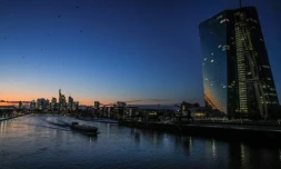 La Banque centrale européenne a maintenu sa politique monétaire accommodante, alors que l'inquiétude grandit concernant la pandémie de Covid-19