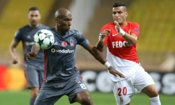 Le milieu portugais de Monaco Rony Lopez (D) et celui de Besiktas, le Néerlandais Ryan Babel, à la lutte en match de Ligue des champions, le 17 octobre 2017 à Monaco