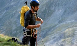 L'athlète malvoyant David Labarre se prépare à escalader le sommet du pic des Spijeoles, dans les Pyrénées, le 15 septembre 2021