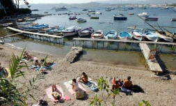 Des vacanciers à Juan les Pins, prÚs d'Antibes, dans le sud-est de la France, le 15 août 2012
