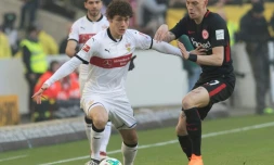 Le défenseur français de Stuttgart, Benjamin Pavard (g), lors d'un match de Bundesliga à Francfort, le 24 février 2018