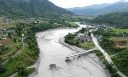 Un pont en partie détruit au-dessus de la rivière Trishuli après la crue destructrice dans l'Himalaya, le 30 août 2026 dans le district népalais de Dhading