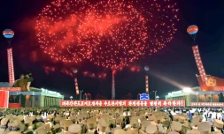 Photo fournie le 6 septembre 2017 par l'agence officielle nord-coréenne KCNA montrant une cérémonie à Pyongyang avec feu d'artifices pour célébrer le sixième test nucléaire