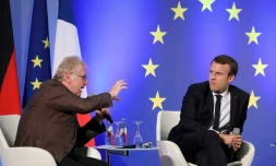 Daniel Cohn-Bendit (g) et Emmanuel Macron (d) lors d'un débat à Francfort, le 10 octobre 2017