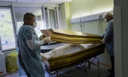 Des employés d'une entreprise funéraire ferment le cercueil d'une personne décédée du Covid-19 dans un hÎpital à Mulhouse, le 5 avril 2020