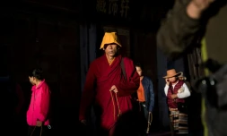 Un moine sort du Jokhang, le temple le plus sacré du bouddhisme tibétain, le 10 septembre 2016 à Lhassa au Tibet