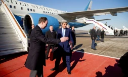 Le secrétaire d'Etat américain John Kerry arrive à l'aéroport Vnukovo de Moscou, le 23 mars 2016