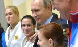 Le président Vladimir Poutine avec des athlètes russes à Sotchi, le 11 novembre 2015