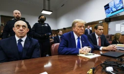 L'ancien président américain Donald Trump (c) assiste à son procès au tribunal pénal de Manhattan, le 3 mai 2024 à New York