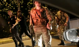 Des soldats turcs détiennent des policiers qu'ils ont arrêtés à Istanbul, le 15 juillet 2016