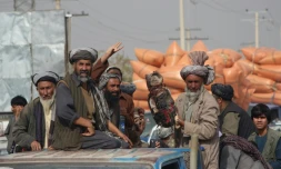 Des Afghans portent le corps d'un bébé tué dans une frappe aérienne à Kunduz, en Afghanistan, le 3 novembre 2016